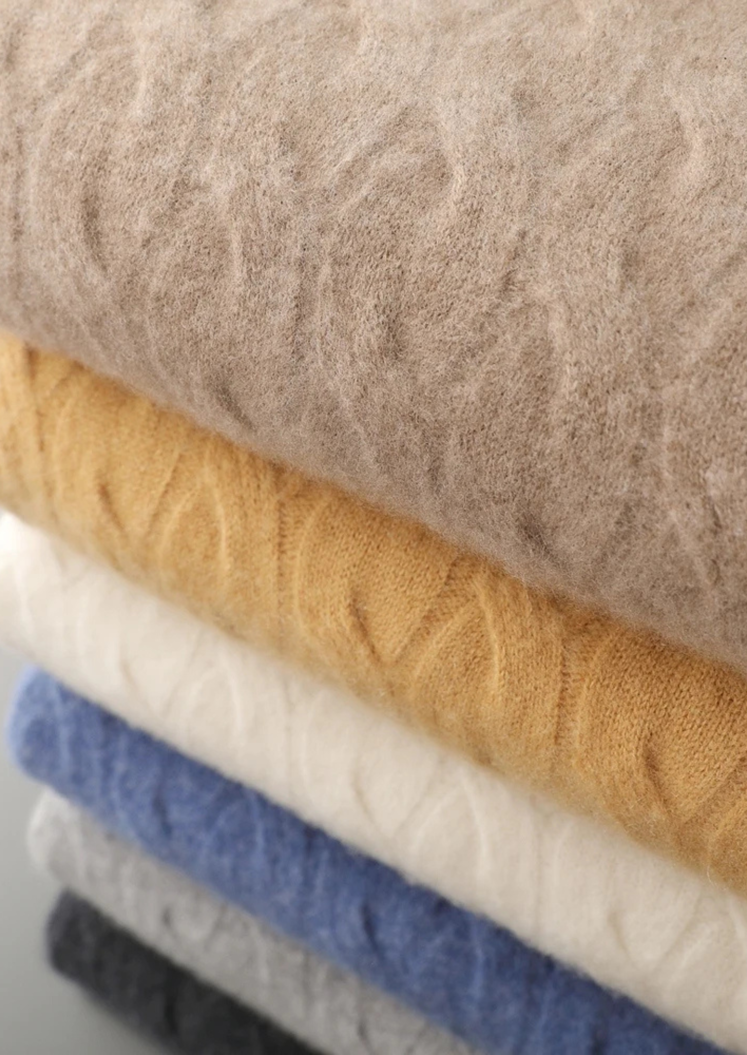 WOOL CABLE CREWNECK