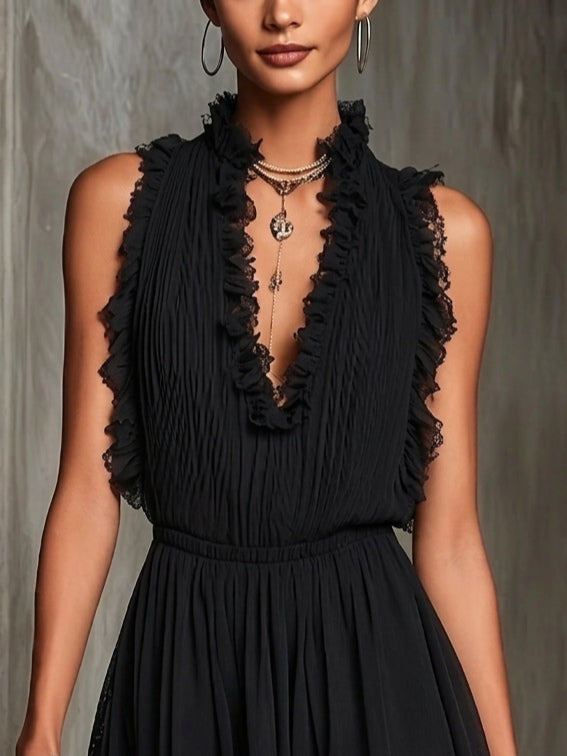Flaminia | Playsuit nero plissettato con scollo a V e bordi in pizzo